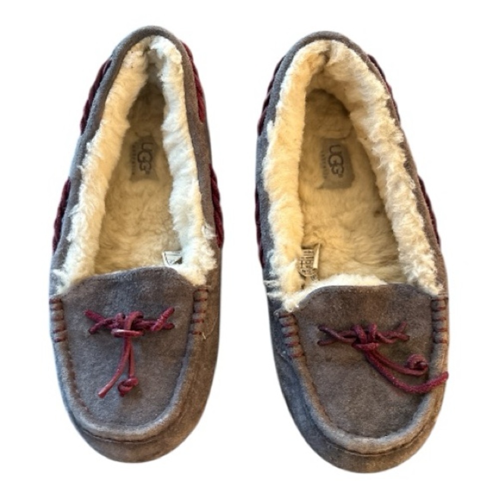 UGG WOMENS MOCCASINS GREY SUEDE WITH BURGUNDY LEATHER TIES SHEARLING LINING SZ 7